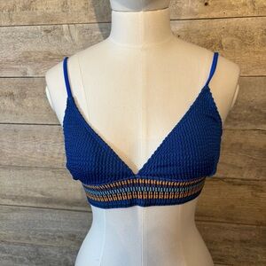 Woman's blue‎ textured padded bikini top in size medium